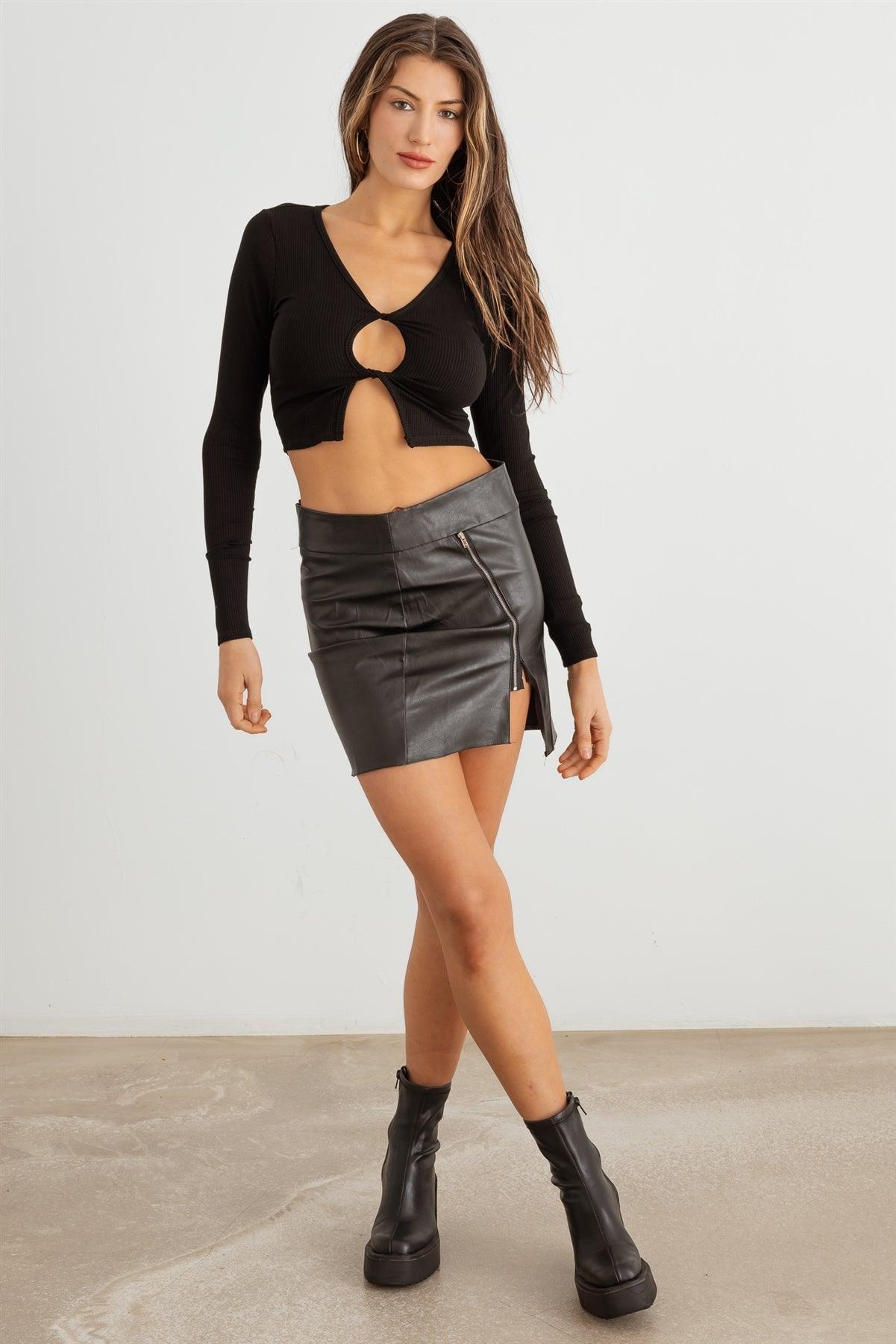 Black Ribbed Front Cut-Out Twist Long Sleeve Crop Top /2-2-2