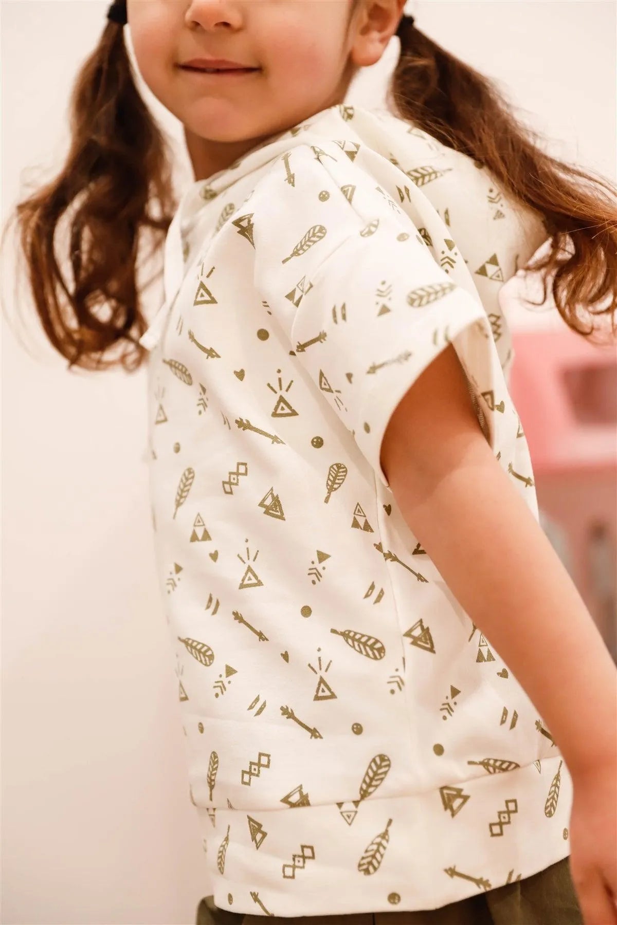 Toddler Girls Off-White Arrow & Feather Print Short Sleeve Hooded Top /2-2-2 - Tasha Apparel Wholesale