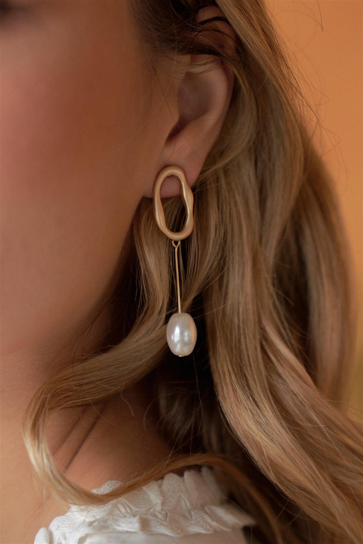 Matte Gold Oval Detail Asymmetrical Pearl Drop Earrings /3 Piece